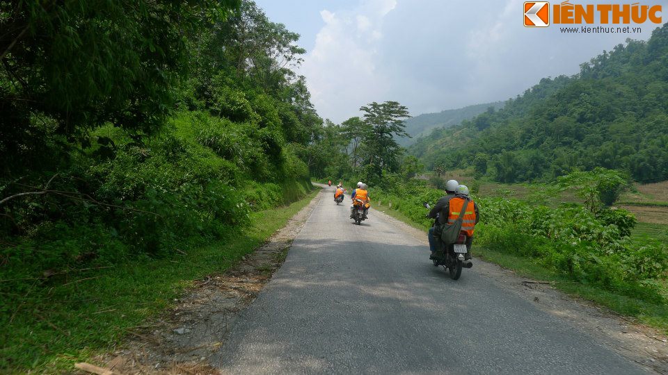 Thác Bản Giốc nằm trên sông Quây Sơn tại biên giới Việt – Trung thuộc xã Đàm Thủy, huyện Trùng Khánh, tỉnh Cao Bằng. Địa danh này cách Hà Nội khoảng 360 km, một chặng đường không phải quá dài nhưng cũng không phải ngắn. Các phượt thủ thường chọn cách đi bằng xe máy để ngắm cảnh đẹp dọc đường.